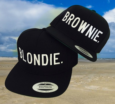 Blondie & Brownie pet cap met achtergrond